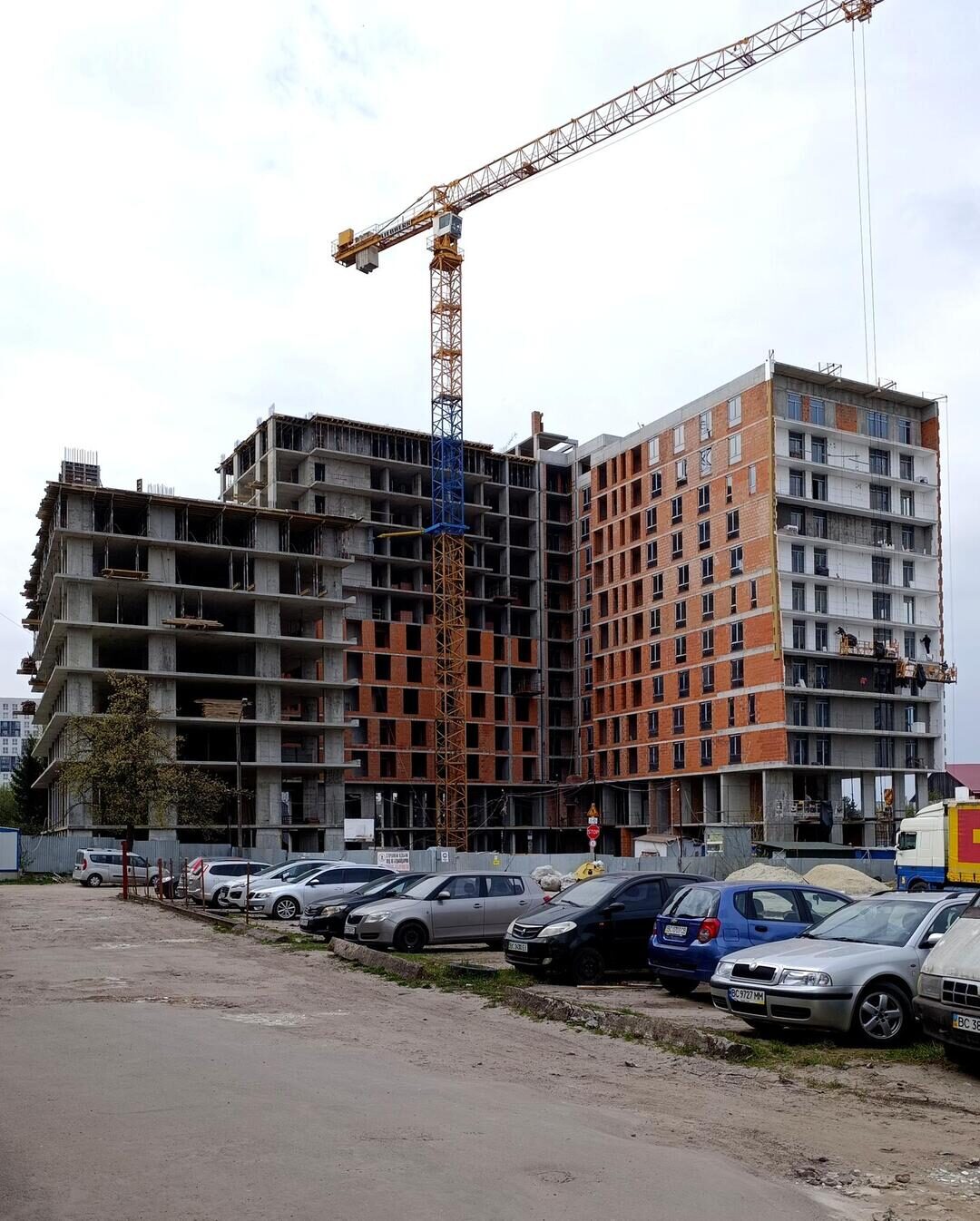 Хід будівництва ЖК Lakeview — квітень 2026, фасадні роботи на секціях 1–2