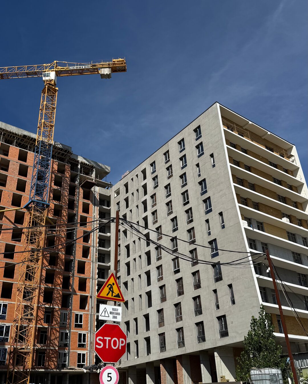 Хід будівництва ЖК Lakeview — серпень 2026, опоряджений фасад секції поряд із муруванням стін та баштовим краном
