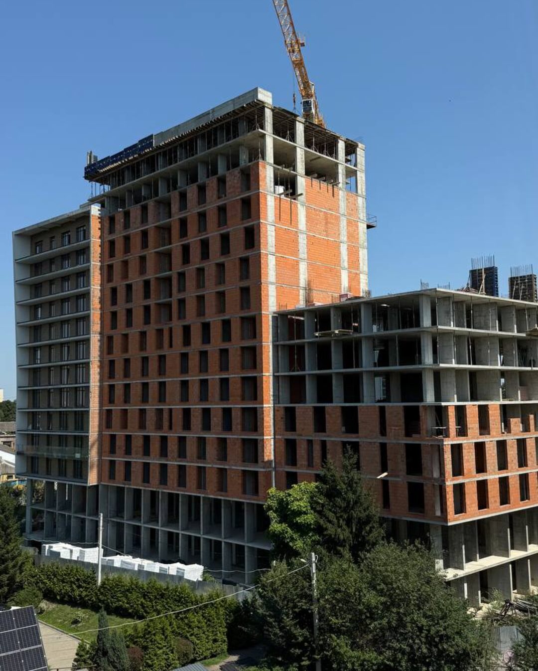 Хід будівництва ЖК Lakeview — липень 2026, зведені стіни верхніх поверхів та монолітний каркас сусідньої секції