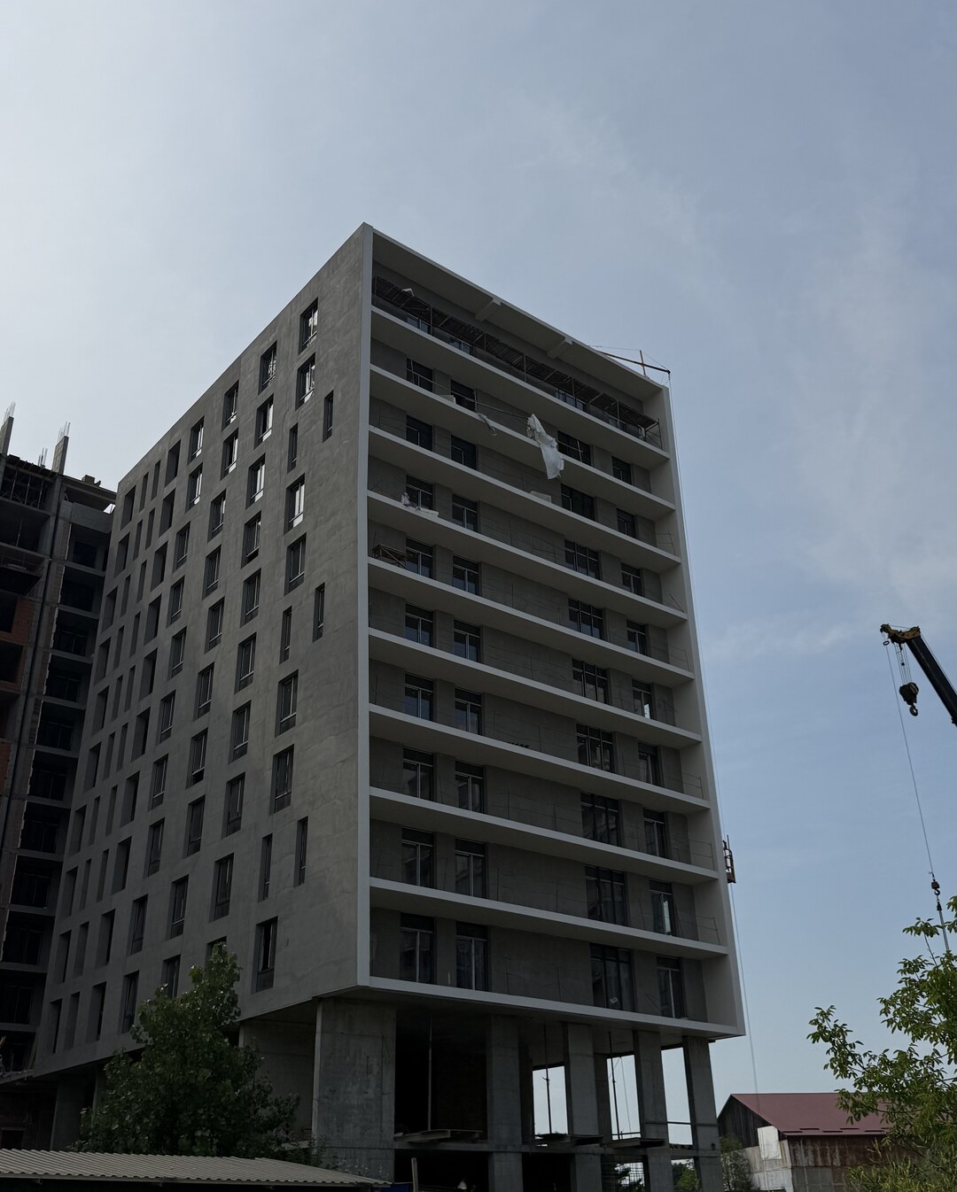 Хід будівництва ЖК Lakeview — червень 2026, опоряджені фасади верхніх поверхів